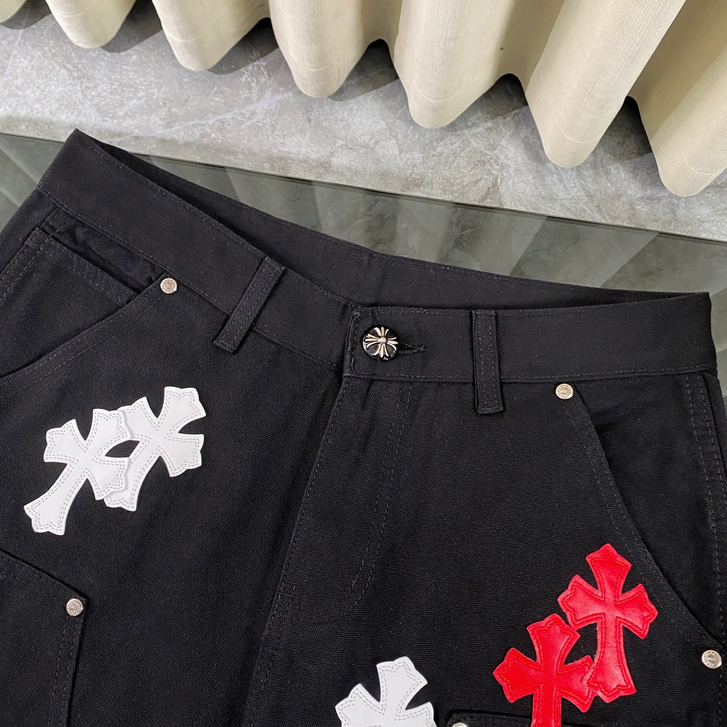 P270 CH Chromehearts American limited edition red and white cross stitched leather black work jeans logging pants. The price is 34W level. The patchwork cross pattern is embellished and the jeans are washed! ! An absolutely high-end luxury product, a 1.9W-level god-level single product, a super popular product, made by top heavy industry, a magic weapon that cannot be missed! [About Zangyin] This is an extremely luxurious fashion brand that can also be called the aristocracy of the high street. It has always been an exclusive brand for some hipsters or rich second generations. Compared with ordinary high streets, it is more luxurious and noble. Compared with luxury brands, it is more fashionable and individual. It has always been a brand that I have a special liking for. [Top heavy industry fashion design] Consistently high-street luxury style. Speaking of this style, the Zangyin family and GU family are definitely the leading representative brands. Especially the Zangyin family has really achieved a state-of-the-art effect in creating high-street style. The unique washed material is used to create this style. The color system is already quite eye-catching. After it is decorated with patchwork cross flowers, it cleverly highlights the charm of the brand. Secondly, this style uses classic The high-waist cutting design highlights the long legs and fashionable temperament of the upper body. The brand is highly recognizable and the slim fit configuration is more suitable for daily wear. It is a product that interprets personality, fashion, and specifications at a glance. This single product is enough to make any fan excited. It can be a white T-shirt for a youthful college style, or a tight suspender for a royal style. It has strong matching ability and can be easily controlled by men.  [Materials and craftsmanship] Needless to say, this point goes without saying. As an excellent craftsman brand, Zangyin’s requirements for details and craftsmanship are really perfect. The washed color of this model has gone through so many processes, not to mention the embellishment of denim appliques. It is also purely hand-made and sewn. Just like what they believe in, only hand-made things have soul and have the meaning of wear. A top-notch heavy-duty fashionable denim item, I look forward to your perfect interpretation! !  Color: Black Size: 28-36